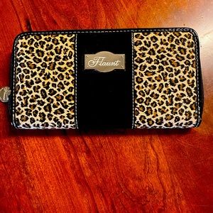 Flaunt wallet Like New! Animal print, Cheetah/Leopard print